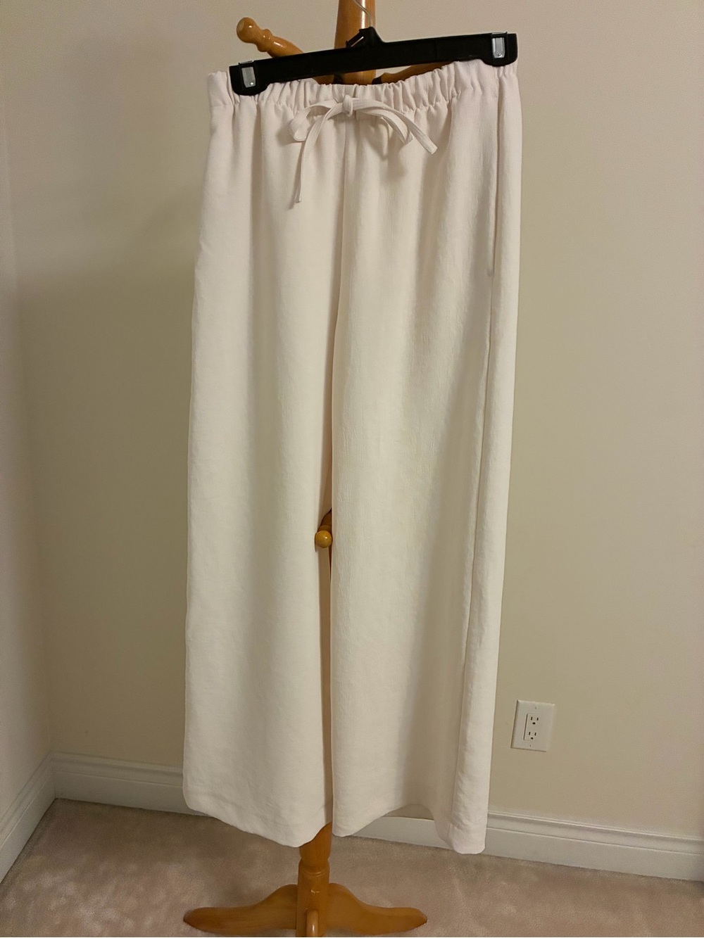 The Aritzia viral crepe Lodge pants in ‘Light Birch’